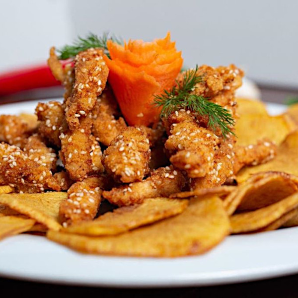 Pui shanghai cu sos de casă si cartofi chips de casa