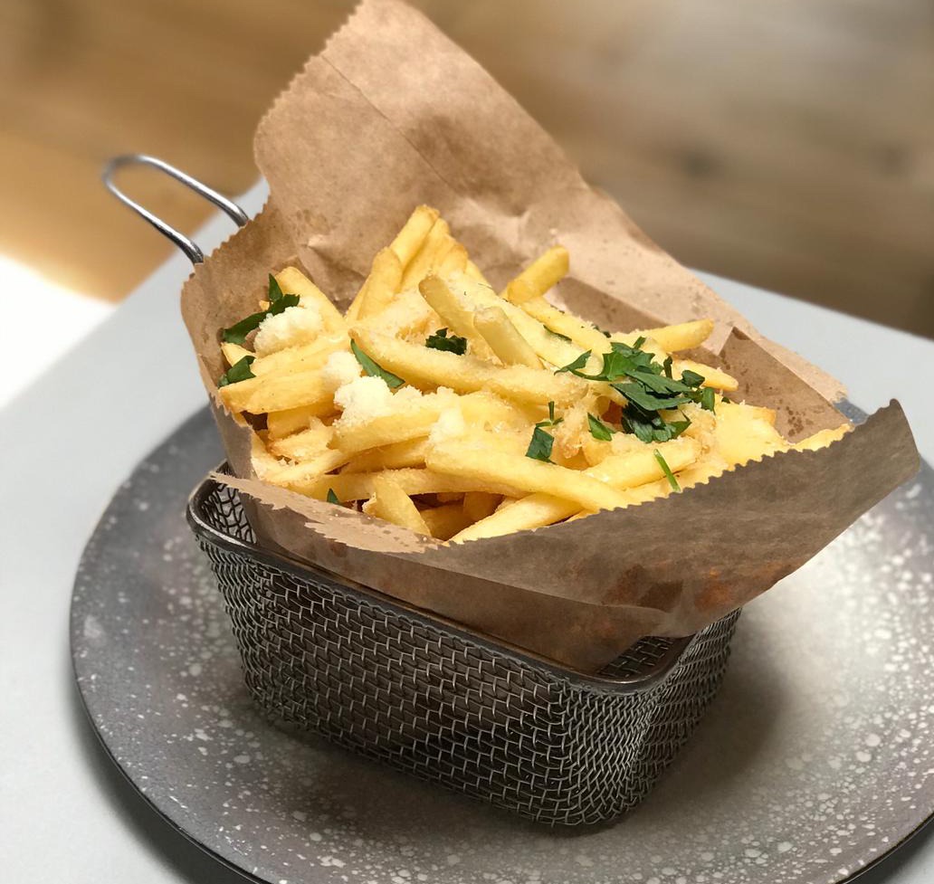 Cartofi extra pentru burgeri cu usturoi, pătrunjel, parmezan